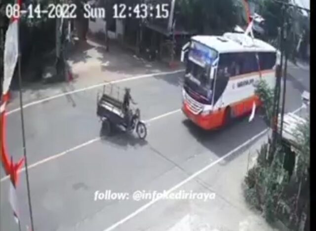 Tertabrak Bus Harapan Jaya di Kediri, Pengendara Tossa Meninggal