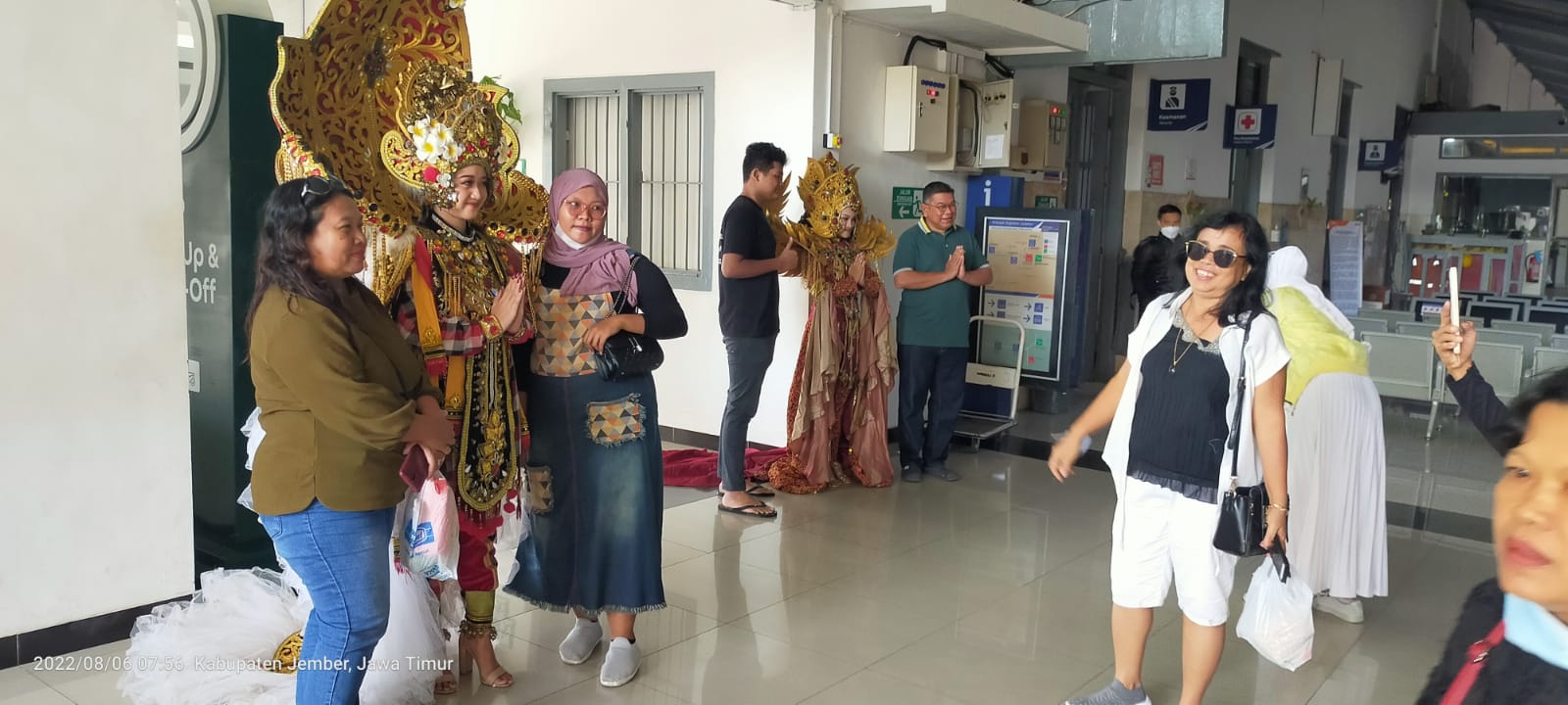 Datang ke Jember Naik Kereta Disambut 2 Talent Berpenampilan JFC, Ini Kata Pihak KAI Jember