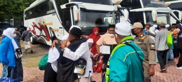 Kedatangan Ratusan Jamaah Haji Asal Situbondo Disambut Isak Tangis 