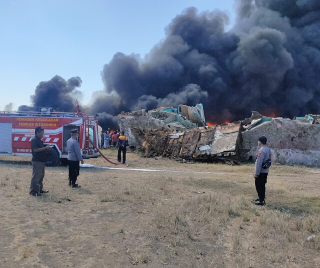 Tumpukan Rongsokan Perahu dan Kapal di Kantor KSOP IV Panarukan Situbondo, Terbakar