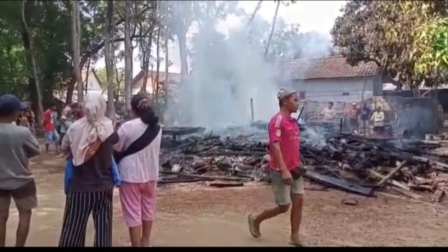 Rumah dan Uang Tunai Rp20 juta Milik Warga Situbondo Hangus Terbakar