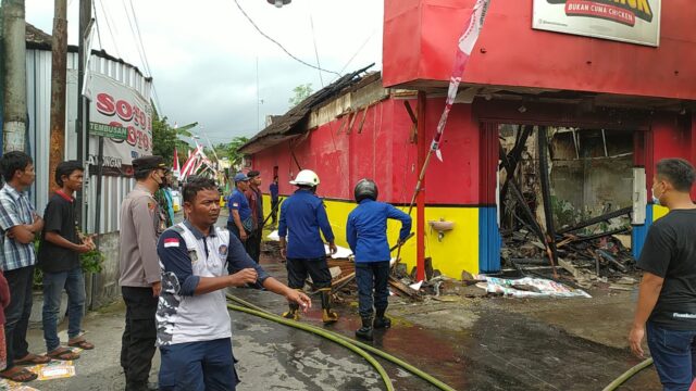 Rumah Makan Samcick Chiken di Blitar Hangus Terbakar