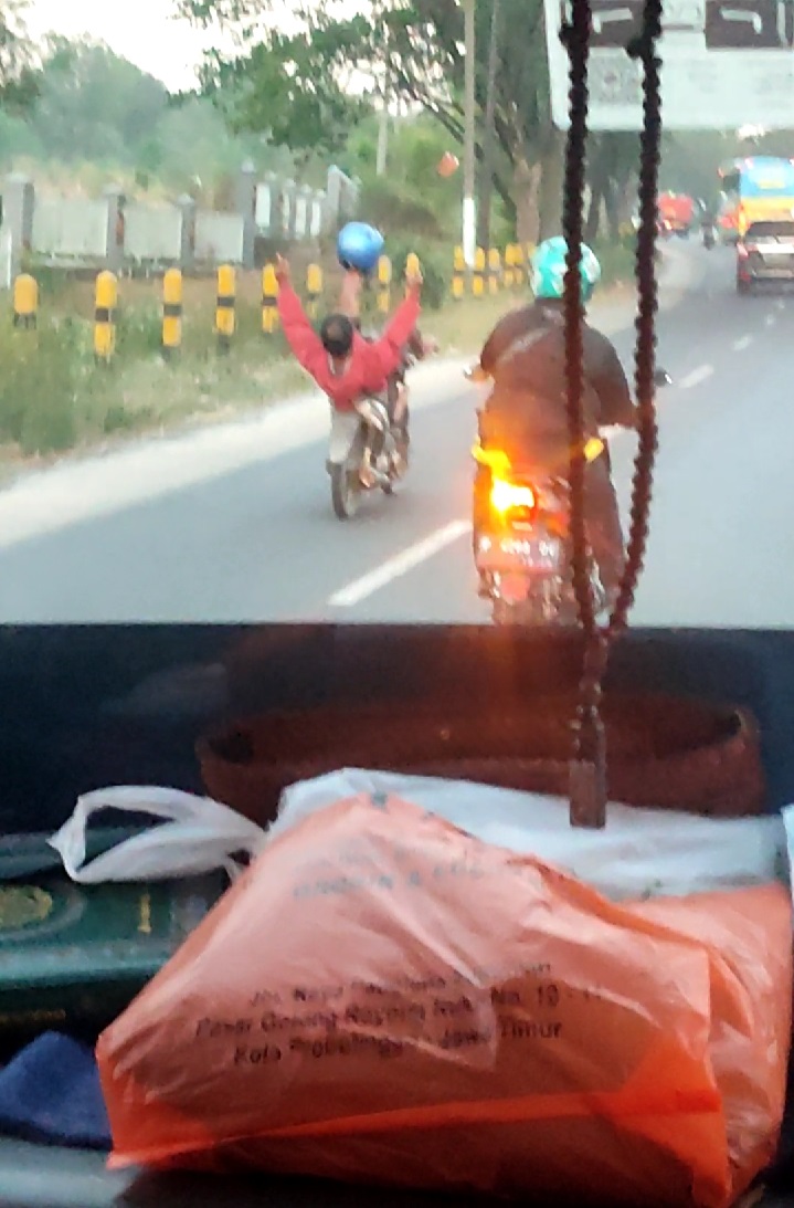 Viral di Medsos, Pemuda Kendarai Motor Sambil Tiduran Melaju di Pasuruan