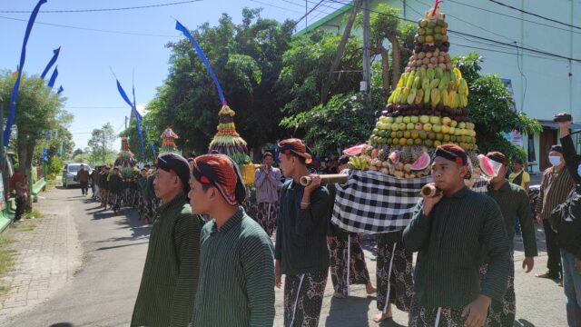 Puluhan Warga Desa Sukorejo Kediri Gelar Ritual Kirab Tumpeng ke Situs Calon Arang