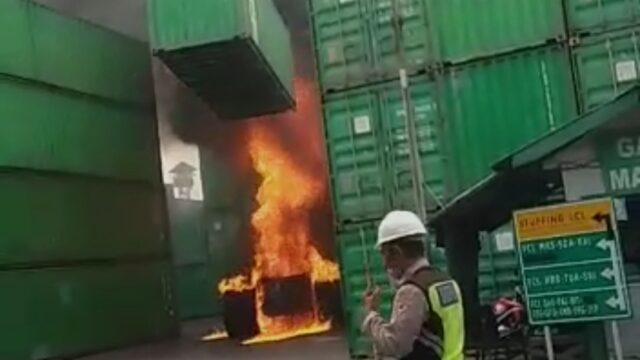 Sebuah Truk Kontainer di Surabaya Terbakar Terdengar Suara Ledakan