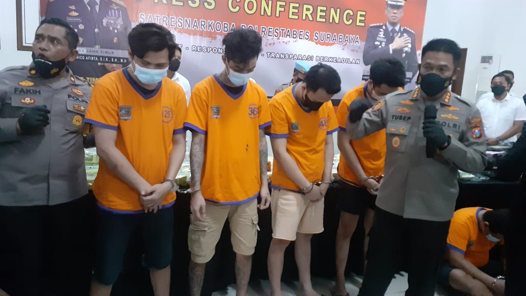 Delapan Kurir Narkoba di Surabaya Diringkus Polisi, 90 Kg Sabu dan Ganja Disita