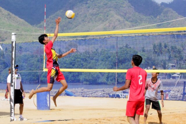 Puluhan Tim dari SMA/SMK di Situbondo Ikuti Kejuaraan Bola Voli Pantai dan Panjat Tebing