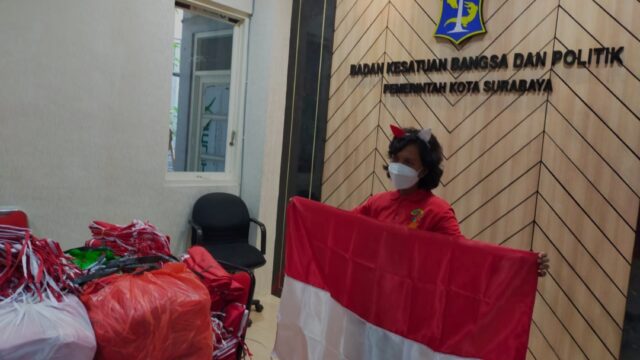 Pemkot Surabaya Bagikan Belasan Ribu Bendera Merah Putih Kepada Warga