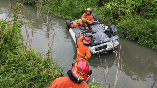 Honda Brio Tercebur ke Sungai di Surabaya, Sopirnya Belajar Mengemudi