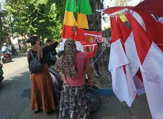 Jelang Agustusan, Omset Penjual Bendera Merah di Pasuruan Naik 100 Persen