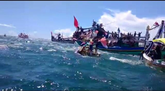 Nelayan Pesisir Panarukan Situbondo Gelar Petik Laut dengan Larung Kepala Sapi