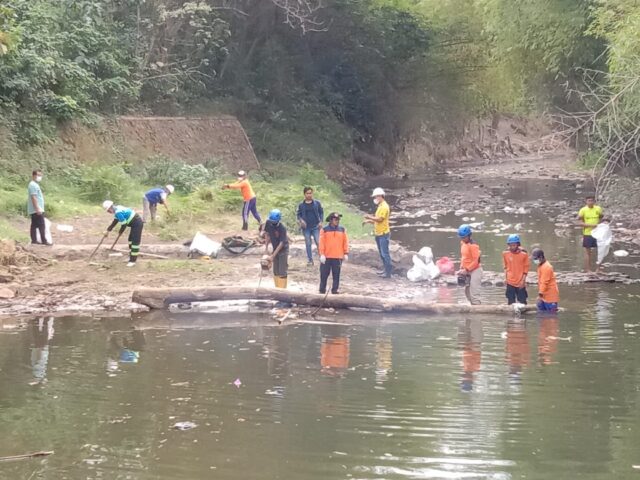 Peringati Hari Sungai, Ratusan Relawan Kediri Bersih-bersih Sampah