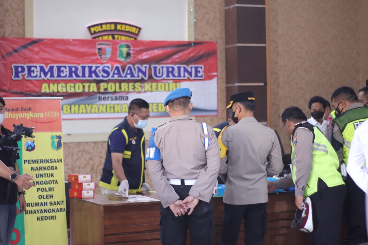 Ratusan Anggota Polres Kediri Jalani Tes Urine