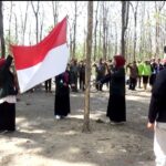 Mahasiswa di Nganjuk Gelar Upacara HUT Kemerdekaan RI ke-77 di Tengah Hutan