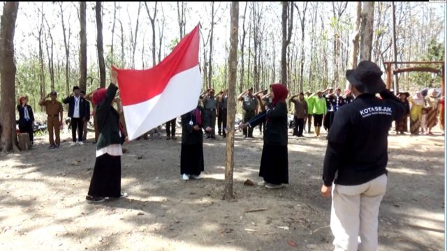 Mahasiswa di Nganjuk Gelar Upacara HUT Kemerdekaan RI ke-77 di Tengah Hutan