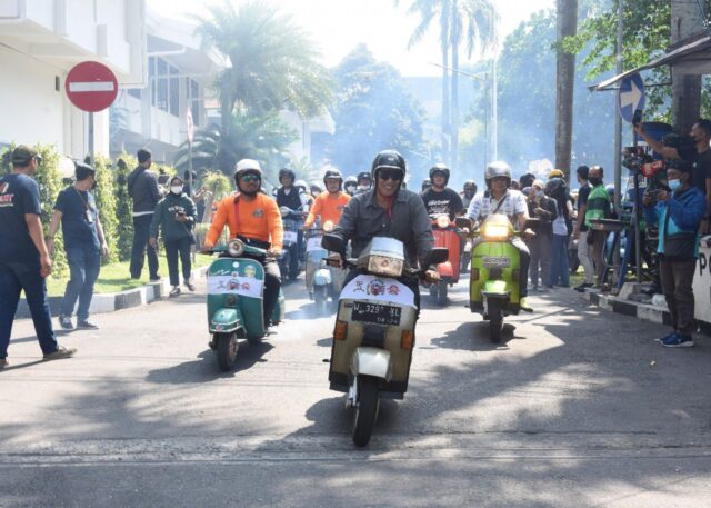 Ratusan Scooterist Ikuti Road Show KSF 5 di Kediri