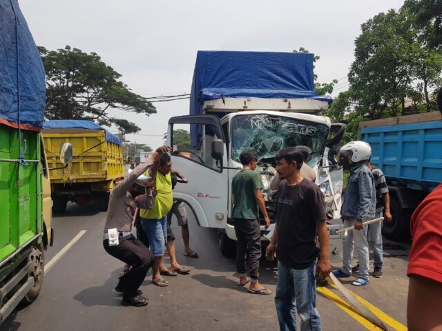 Tiga Truck Alami Kecelakaan Beruntun di Pasuruan, Sopir Terjepit Body Truck
