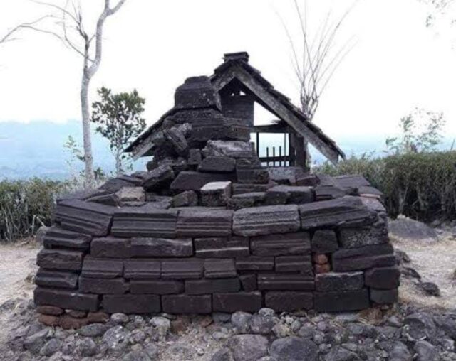 Candi Selotumpuk Blitar, Candi Peninggalan Kerajaan di Atas Gunung Batok
