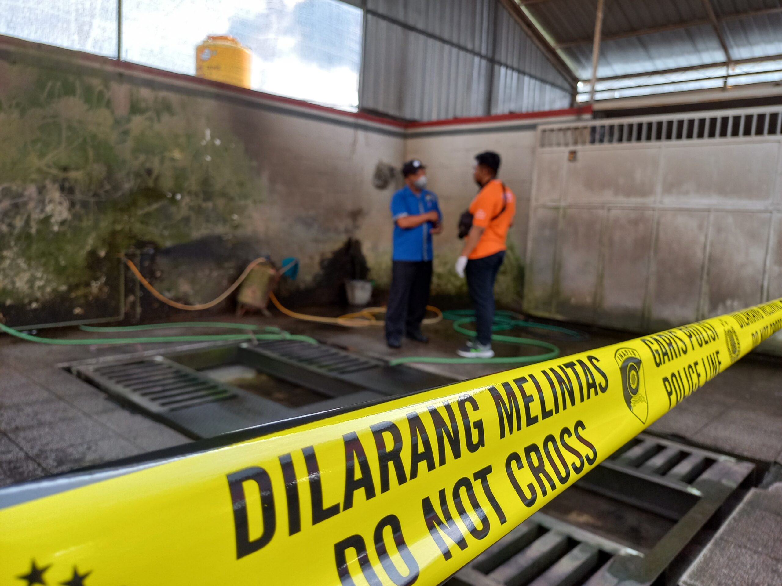 Polisi sedang melakukan olah tempat kejadian perkara (TKP) di tempat cuci mobil wijaya yang berada di Kelurahan Kepatihan, Kecamatan/Kabupaten Tulungagung.
