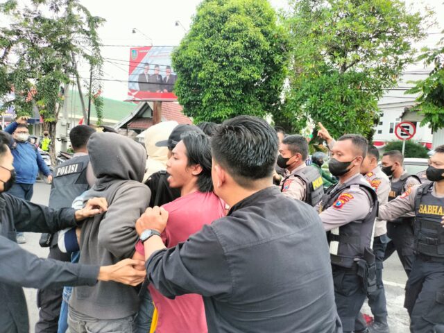 Demo Mahasiswa Tolak Rencana Kenaikan BBM di Jombang Ricuh