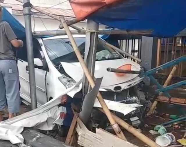 Warung Kopi Pinggir Jalan di Jember Diseruduk  Avanza, Pemilik Terlempar hingga 10 Meter