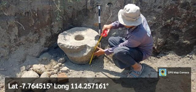 Penambang Pasir di Situbondo Temukan Artefak Kuno Mulai Lumpang hingga Guci