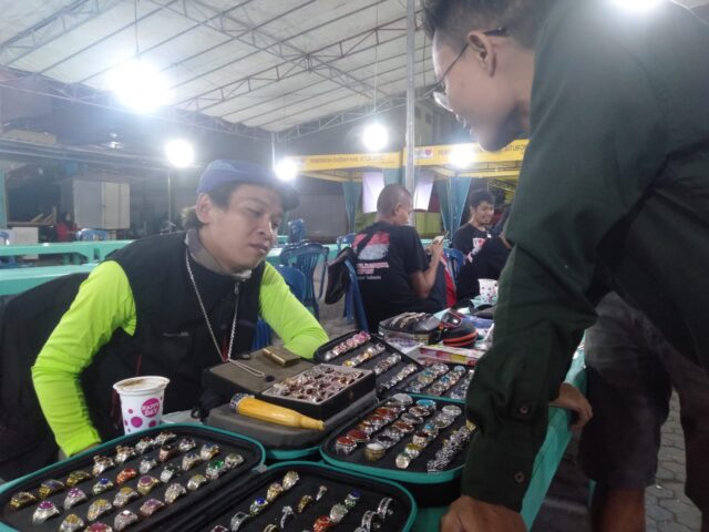 Pasar Antik Situbondo Tawarkan Batu Mulia Green Diamond Rp 180 Juta