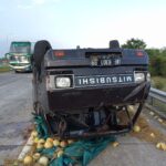Dihantam Hiace, Pikap Muatan Melon Terguling di Tol Jombang, Satu Tewas