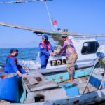 Satpolairud Bagikan Ratusan Paket Sembako kepada Nelayan Situbondo di Tengah Laut