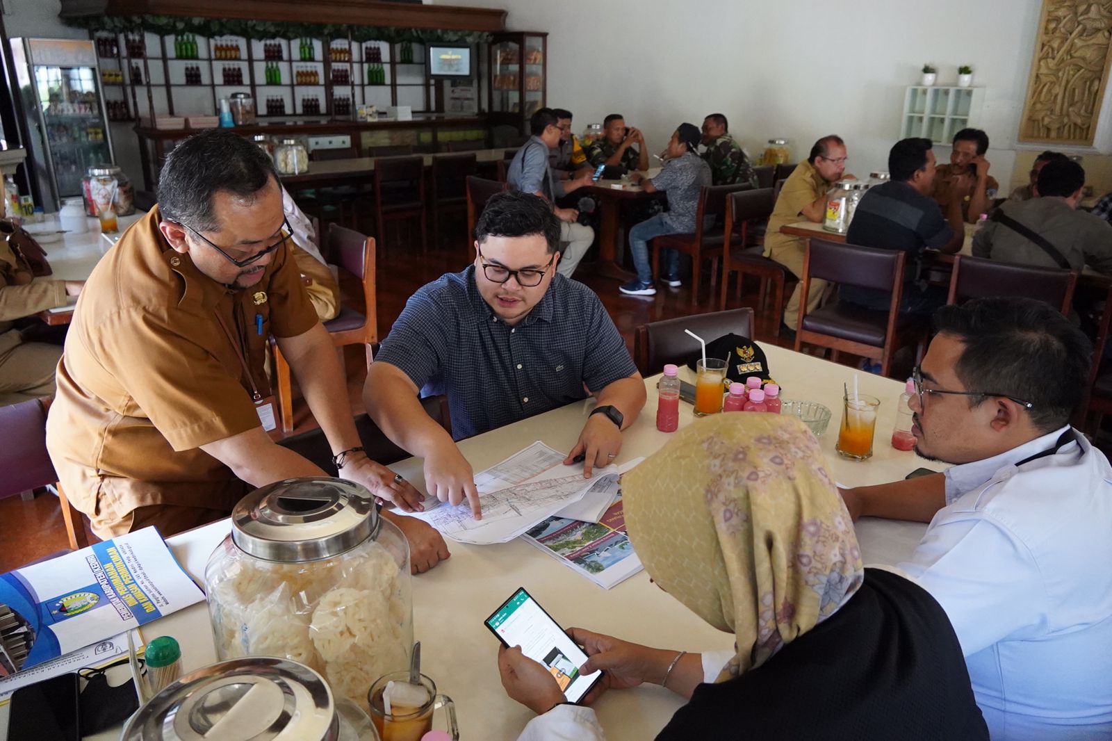 Bupati Kediri, Hanindhito Himawan Pramana meninjau lokasi kampung Inggris. 