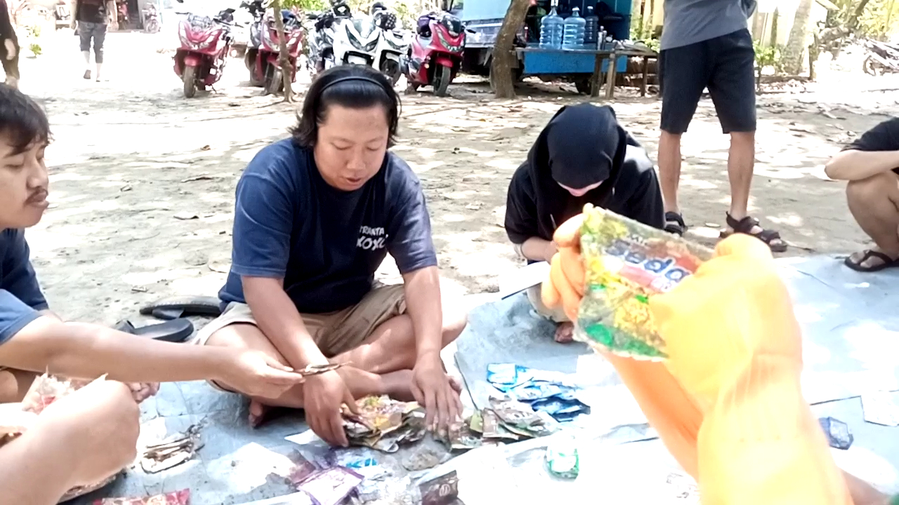 Peneliti ECOTON: Pantai Gerangan Tulungagung Tercemar Mikroplastik