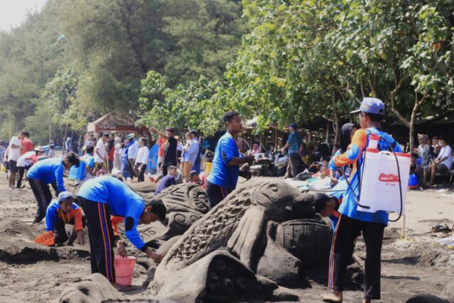 Puluhan Pelajar Se-Kabupaten Blitar Ramaikan Fistival Patung Pasir di Pantai Serang