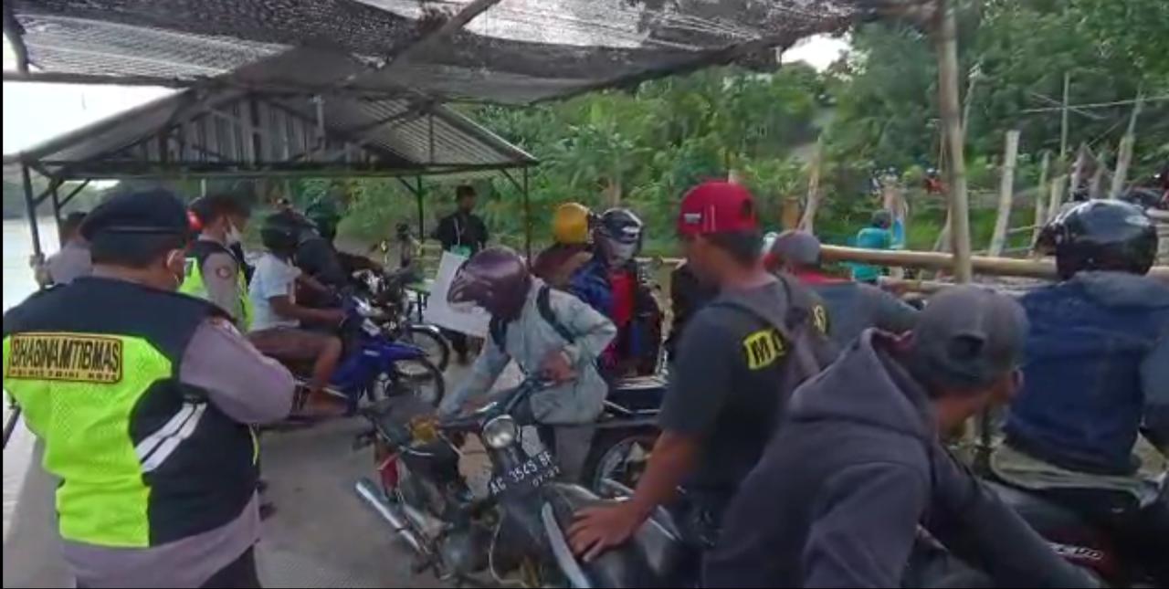 Jasa Perahu Penyeberangan Dibanjiri Penumpang Pasca Jembatan Bandar Ngalim Kediri Ditutup