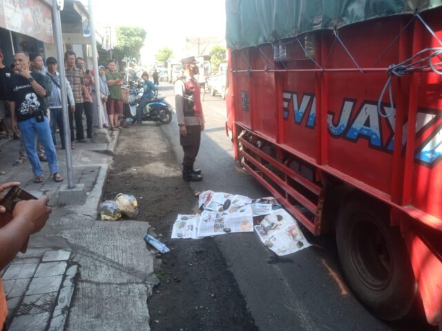 Jatuh dari Motor, Ibu Rumah Tangga di Kediri Tewas Tertabrak Truk