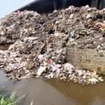 Sampah Menggunung di Lokasi TPST 3R Kandangan Kediri Meluber ke Sungai