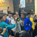 Unras Mahasiswa Diwarnai Aksi Bakar Ban, Ketua DPRD Jember Jaminkan Jabatan
