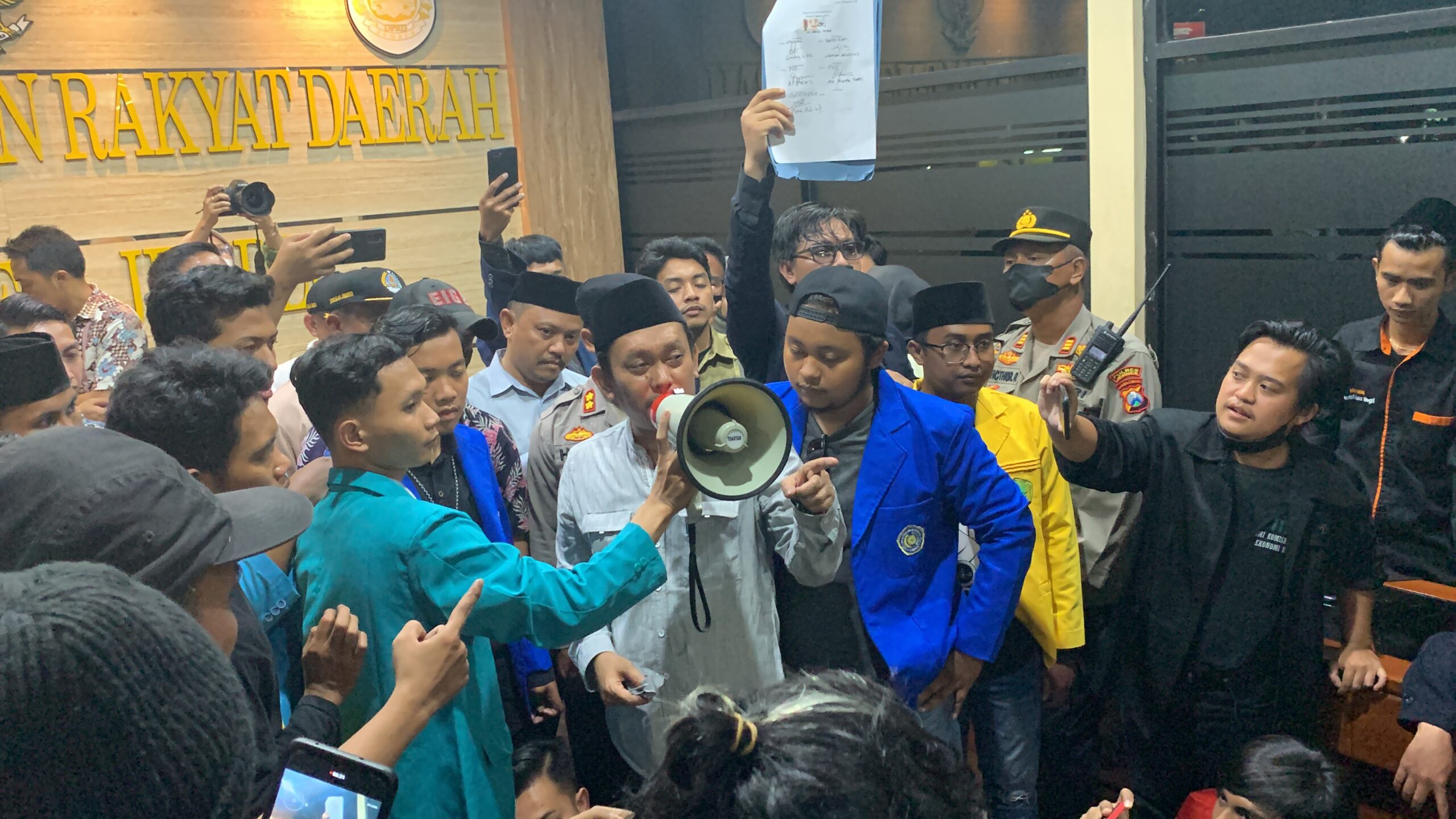 Unras Mahasiswa Diwarnai Aksi Bakar Ban, Ketua DPRD Jember Jaminkan Jabatan