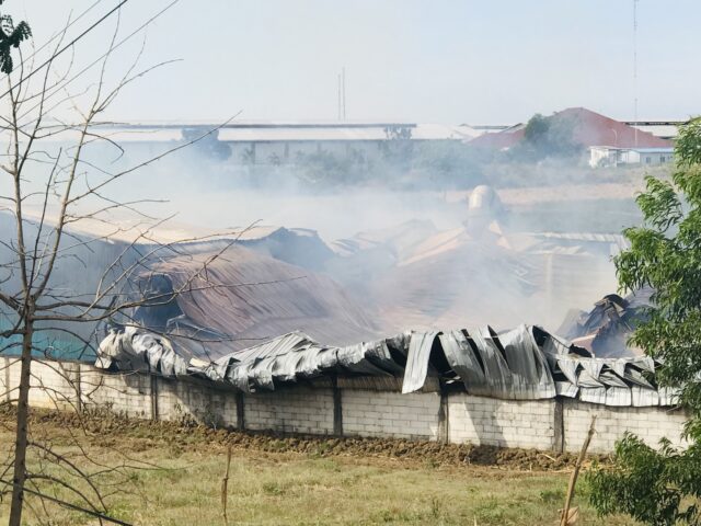 Lahan Tebun Terbakar Sambar Pabrik Penggiling Jagung Jatirowo Mojokerto