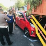 Tabrak Pantat Truk Parkir, Pengemudi Mobil di Mojokerto Tewas