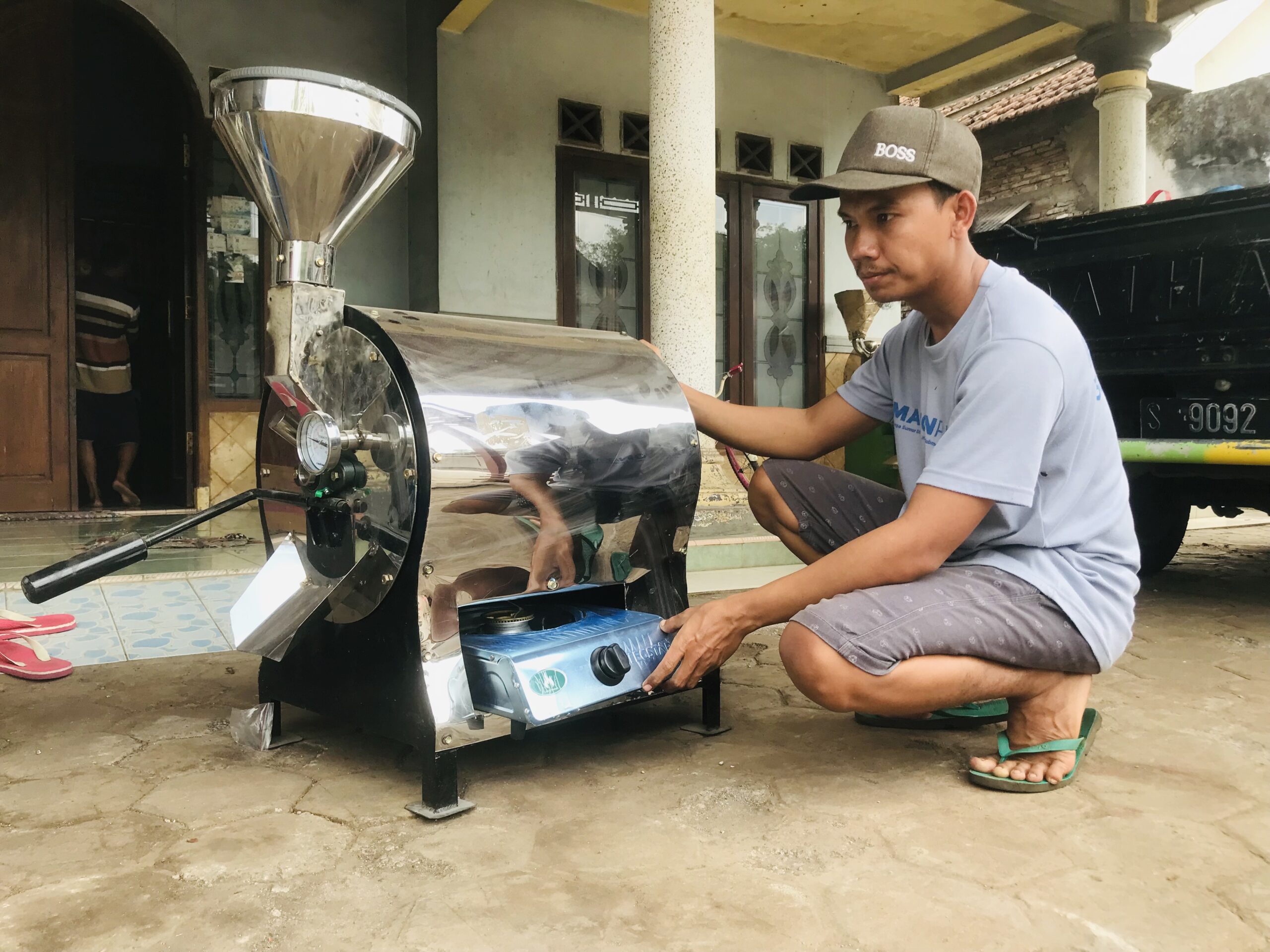 Pria Lulusan SMA di Mojokerto Sukses Memproduksi Mesin Roasting Kopi