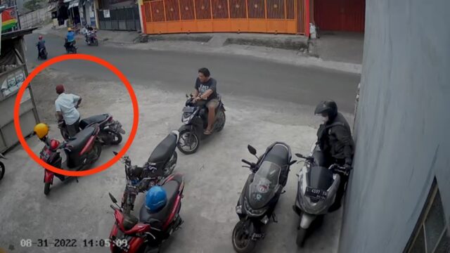 Pesan Kopi di Warkop Motor Mahasiswa Surabaya Digasak Bandit Terekam CCTV