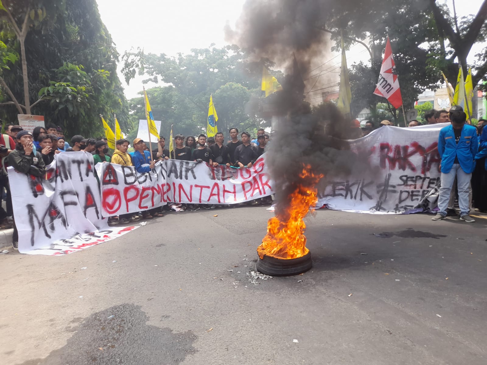 Ratusan Mahasiswa Kediri Demo Bakar Ban Tolak Kenaikan Harga BBM