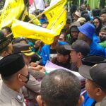 Aksi Mahasiswa Kediri Menolak Kenaikan Harga BBM di Gedung DPRD Ricuh
