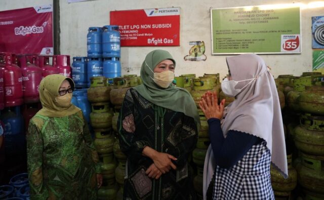 Tinjau Distributor Elpiji di Jombang, Gubernur Khofifah Pastikan Stok dan Distribusi di Jatim Aman