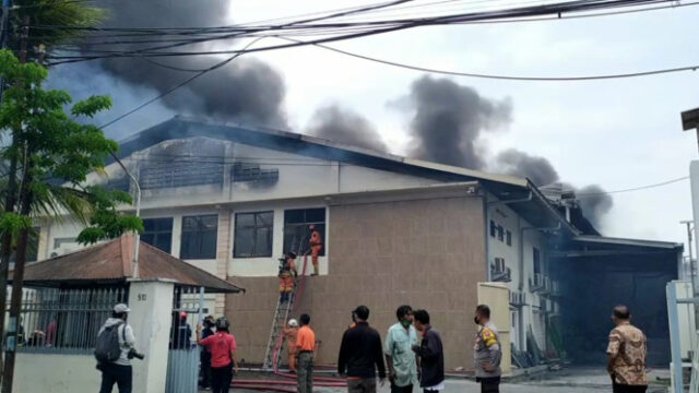 Gudang Lampu di Kalianak Surabaya, Hangus Terbakar