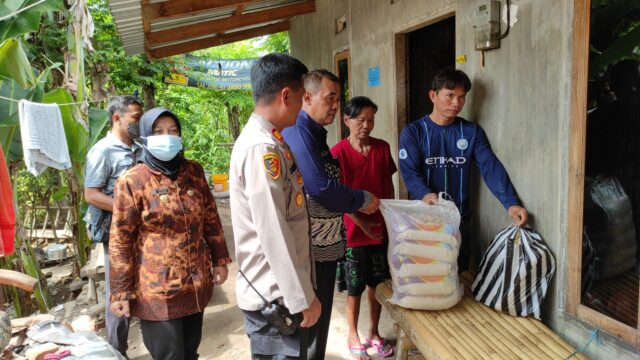 Pasca Viral, Kepala Desa dan Muspika di Kediri Datangi Rumah Duka Beri Bantuan