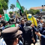 Demo Tolak Kenaikan BBM, Mahasiswa Kelompok Cipayung Situbondo Adu Dorong dengan Polisi