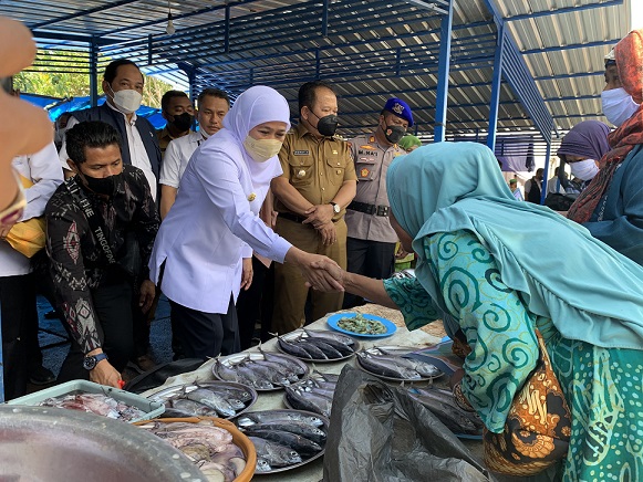 Salurkan Bantuan Rp 257 M di Jember, Gubernur Khofifah Disambati Nelayan yang Kesulitan BBM