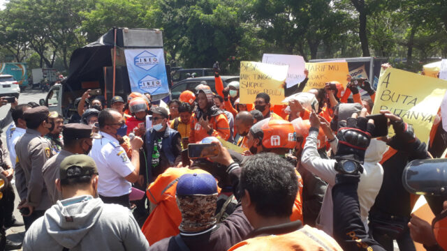 Ratusan Kurir Shopee Demo di Surabaya, Tuntut Penyesuaian Tarif