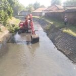 Cegah Banjir, Dinas PUPR Jombang Mulai Bersih-bersih Sungai